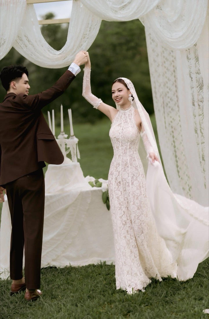 คู่บ่าวสาวใต้ซุ้มดอกไม้กลางแจ้ง ถ่ายพรีเวดดิ้งชุมพร