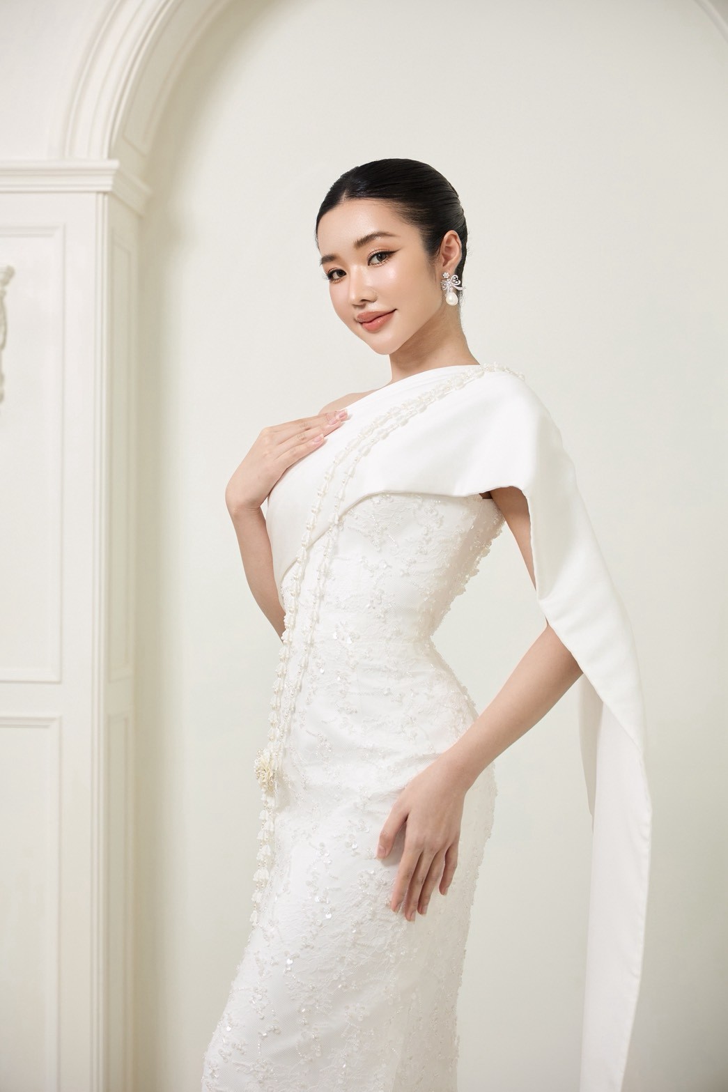 ชุดเจ้าสาวสไบซาตินไหล่เดียว เห็นครึ่งตัวบน ลูกไม้ปักมุกทั้งตัว